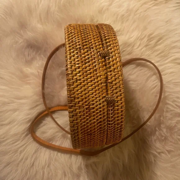 Great for Summer: Woven Circle Crossbody Bag - Picture 5 of 7